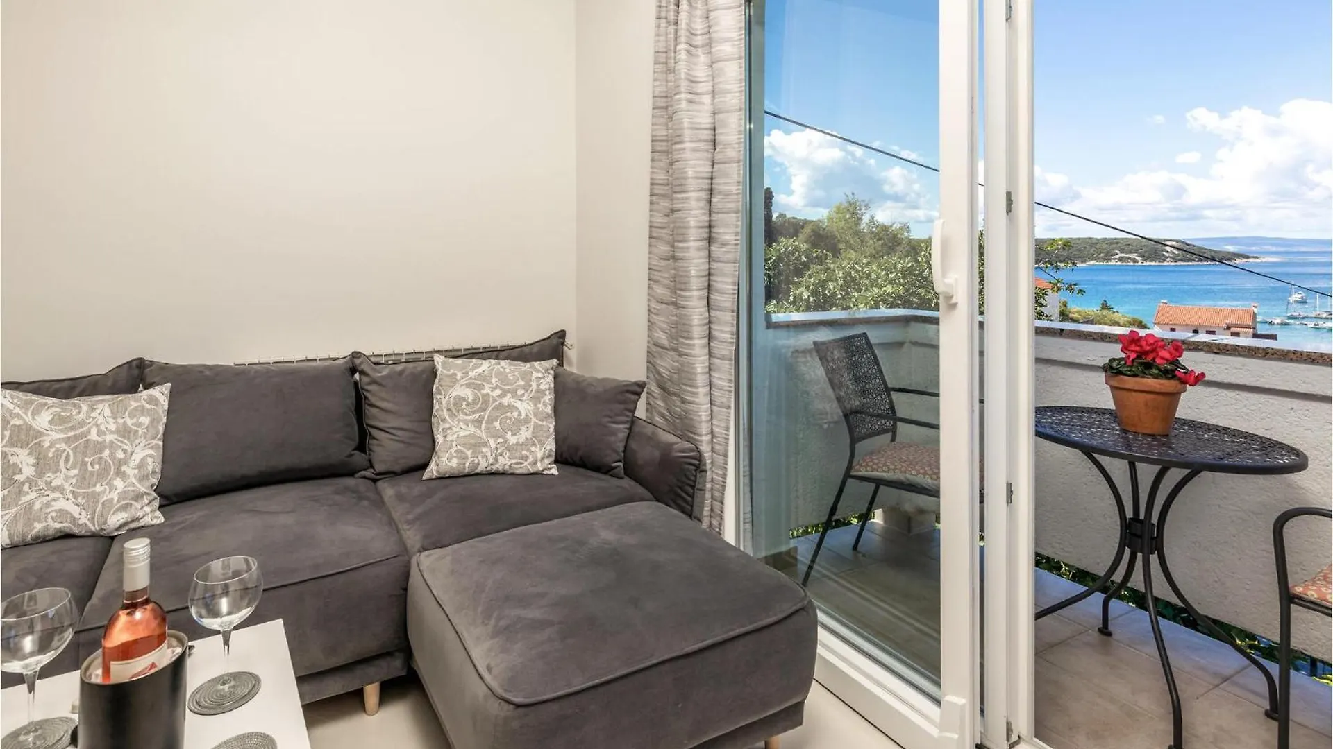 1 Bedroom Stunning Apartment In Kampor Croatia