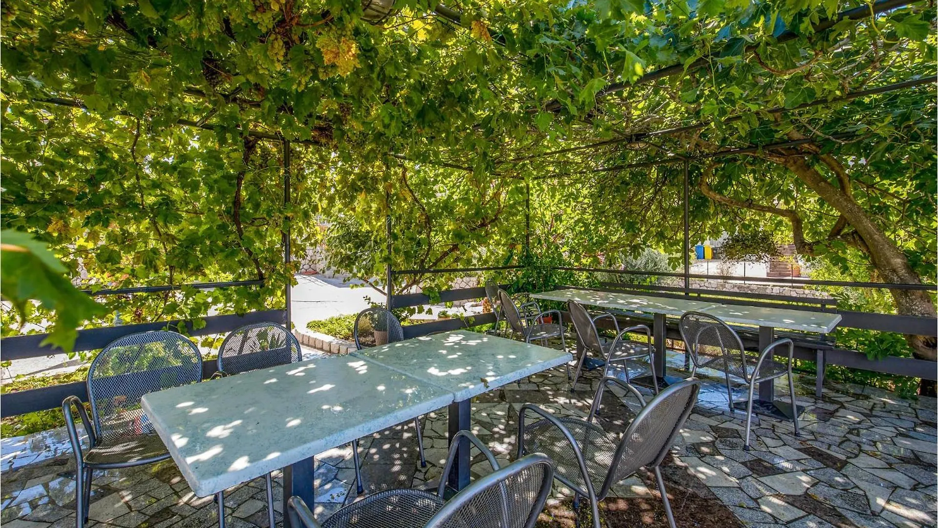 1 Bedroom Stunning Apartment In Kampor